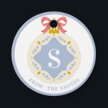 Blue Vintag Monogram Christmas Ornament Favor Tag Geschenkanhänger<br><div class="desc">Dieses altmodische Weihnachtsschmuckdesign bringt all diese guten Nostalgie-Farben aus vergangenen Zeiten. Die Vorderseite dieses Geschenketiketts ist mit einem blauen Glasschmuck mit einem rosa Bogen versehen. Unten finden Sie einen Ort, um mit Ihrem Namen zu personalisieren. Es gibt einen Platz in der Mitte des Ornaments für Sie, um Ihren ersten Platz...</div>