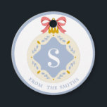 Blue Vintag Monogram Christmas Ornament Favor Tag Geschenkanhänger<br><div class="desc">Dieses altmodische Weihnachtsschmuckdesign bringt all diese guten Nostalgie-Farben aus vergangenen Zeiten. Die Vorderseite dieses Geschenketiketts ist mit einem blauen Glasschmuck mit einem rosa Bogen versehen. Unten finden Sie einen Ort, um mit Ihrem Namen zu personalisieren. Es gibt einen Platz in der Mitte des Ornaments für Sie, um Ihren ersten Platz...</div>