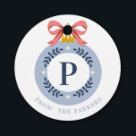 Blue Vintag Monogram Christmas Ornament Geschenkanhänger<br><div class="desc">Dieses altmodische Weihnachtsschmuckdesign bringt all diese guten Nostalgie-Farben aus vergangenen Zeiten. Die Vorderseite dieses Geschenketiketts ist mit einem blauen Glasschmuck mit einem rosa Bogen versehen. Unten finden Sie einen Ort, um mit Ihrem Namen zu personalisieren. Es gibt einen Platz in der Mitte des Ornaments für Sie, um Ihren ersten Platz...</div>