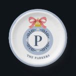 Blue Vintag Monogram Christmas Ornament Pappteller<br><div class="desc">Dieses altmodische Weihnachtsschmuckdesign bringt all diese guten Nostalgie-Farben aus vergangenen Zeiten. Auf der Vorderseite dieser Platte befindet sich ein blau geblasenes Glasdekor mit einem rosa Bogen. Unten finden Sie einen Ort, um mit Ihrem Namen zu personalisieren. Es gibt einen Platz in der Mitte des Ornaments für Sie, um Ihren ersten...</div>