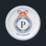 Blue Vintag Monogram Christmas Ornament Pappteller<br><div class="desc">Dieses altmodische Weihnachtsschmuckdesign bringt all diese guten Nostalgie-Farben aus vergangenen Zeiten. Auf der Vorderseite dieser Platte befindet sich ein blau geblasenes Glasdekor mit einem rosa Bogen. Unten finden Sie einen Ort, um mit Ihrem Namen zu personalisieren. Es gibt einen Platz in der Mitte des Ornaments für Sie, um Ihren ersten...</div>