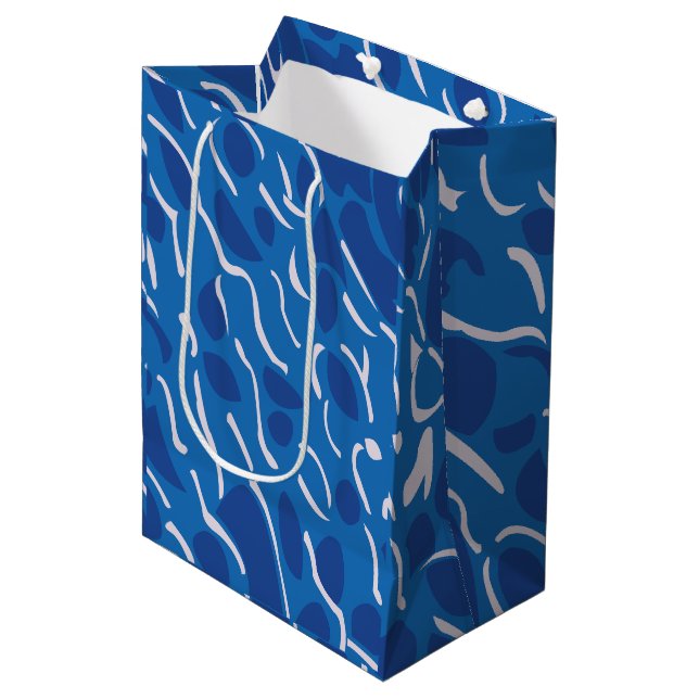 Blue Water Waves Abstraktes Muster Mittlere Geschenktüte (Vorderseite Schrägansicht)