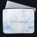 Blue Watercolor Elegante Laptopschutzhülle<br><div class="desc">Eleganter Laptop-Ärmel mit Ihrem Namen über einer Hand lackiert blau Aquarell Hintergrund.</div>