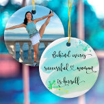 Blue Watercolor Erfolgreiches Foto für weibliche T Keramik Ornament<br><div class="desc">"Hinter jeder erfolgreichen Frau steht sich selbst." Wer braucht also Prinz Charming? Machen Sie sich "fröhlich immer danach" und umarmen Sie "Girl Power", wenn Sie dieses stilvolle, farbenfrohe, inspirierende feministische Foto-Ornament mit süß handgeschriebenen Schrift Typografie aufhängen, das einen Aqua-türkisfarbenen, grünen ombre Aquarell überragt. Fügen Sie auf der Rückseite Ihr personalisiertes...</div>