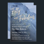 Blue Watercolor Glitzer Moderner Fünfzig und fabel Einladung<br><div class="desc">Dieses Design ist für die neuen 50-Jährigen gedacht, deren Stil etwas lässiger und etwas künstlerischer ist als einige der klassischen Big Five 0-Angebote. Die Worte "50 und Fabulous" wurden in einem modernen, lässigen handgeschriebenen Schriftart dargestellt und ein kühner Schatten hinzugefügt. Diese Grafik wurde oben auf der Karte hinzugefügt, leicht gedreht...</div>