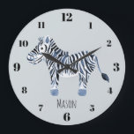 Blue Watercolor Zebra Safari Kinderzimmer Name Große Wanduhr<br><div class="desc">Diese coole und niedliche Kinderuhr ist mit einem blauen whimsical Aquarell-Zebra ausgestattet und wäre eine perfekte Ergänzung zu Ihrem kleinen Kinderzimmer oder Zimmer. Karo aus der Erholung unserer Kollektion für andere niedliche Safari-Tiere des blauen Jungen!</div>