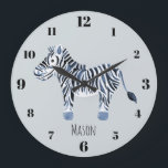 Blue Watercolor Zebra Safari Kinderzimmer Name Große Wanduhr<br><div class="desc">Diese coole und niedliche Kinderuhr ist mit einem blauen whimsical Aquarell-Zebra ausgestattet und wäre eine perfekte Ergänzung zu Ihrem kleinen Kinderzimmer oder Zimmer. Karo aus der Erholung unserer Kollektion für andere niedliche Safari-Tiere des blauen Jungen!</div>