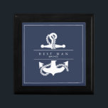 Blue Wave Anchor Wedding V2 Wht/Navy ID836 Erinnerungskiste<br><div class="desc">Die elegante Hochzeitssuite bietet klassische nautische Stilelemente mit einem sauberen, minimalistischen Look. Stilvolle Wellen in Schattierungen von Aqua bis Marineblau und eine Anker- und Seilillustrierung bieten einzigartige Akzente. Ein marineblau-Hintergrund mit feinem weißem Pischtennis und einem großen Ankerbild verleihen dieser Hochzeitsfeier-Geschenkboxen einen beeindruckenden modernen Look. Bearbeiten Sie den Text 'Trauzeuge', um...</div>