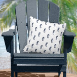 Blue Wave Seepferd Navy/Wht ID836 Kissen<br><div class="desc">Klassisches nautisches Styling mit einer klaren, minimalistischen Look Seepferd-Abbildung in marineblau auf weißem Hintergrund. Ideal für Yacht Club, Schiff, Strand und Sommerterrassen. Suchen Sie ID836, um andere zu sehen, um sich mit diesem Design abzustimmen.</div>