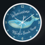 Blue Whale Nautical Whalecome | Benutzerdefiniert Uhr<br><div class="desc">Ein schöneres, personalisierteres Strandhaus-Design erwartet Sie hier nicht als dieses "Whalecome" mit einem originellen zeichn eines Blauwals. Der prächtige Wal ist in aquamarinen und goldenen Beige gehalten, auf einem dunkleren marineblauen Hintergrund. Feiern Sie das Meer mit diesem einzigartigen Kunstwerk. Verwenden Sie die Vorlage, um den Text leicht zu ändern. Fügen...</div>