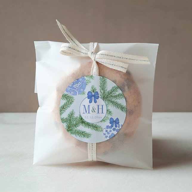 Blue White Baubles Fiore Tree Holidays Wedding Runder Aufkleber (Monogram favor sticker design for Christmas wedding featuring fir tree branch and blue white baubles)