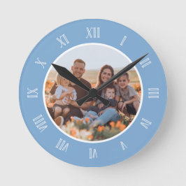 Blue White Charming Roman Numbers Custom Photo Runde Wanduhr
