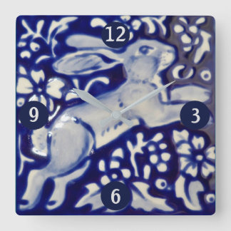 Blue & White Leaping Rabbit Hare Ceramic Tile Art Quadratische Wanduhr