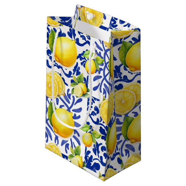 Blue White Lemon Tile Pattern Mediterranean Citrus Kleine Geschenktüte (Vorderseite Schrägansicht)
