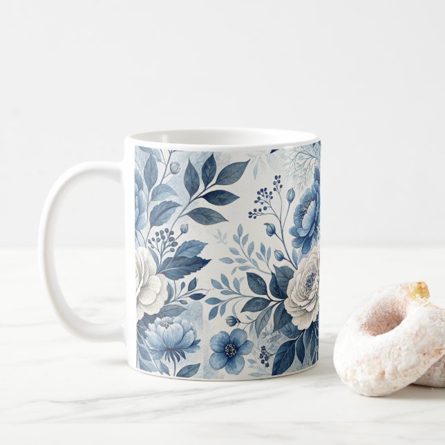 Blue & White Peony Floral Mug – Elegant Botanical  Kaffeetasse (Mit Donut)
