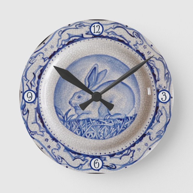 Blue & White Rabbit Bunny Plate Crackle Dedham Runde Wanduhr (Vorderseite)