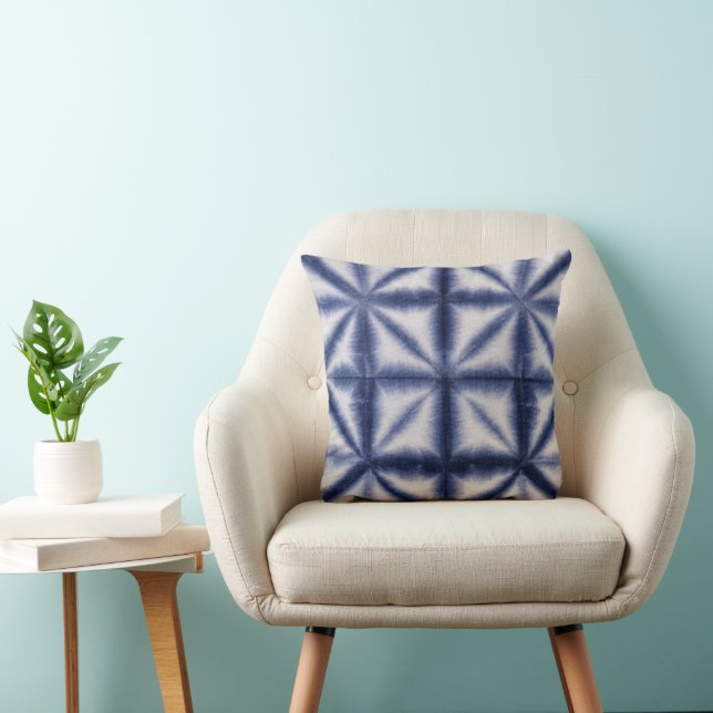 Blue & White Shibori Shapes Gefärbte Krawatte Mono Kissen (Stuhl )