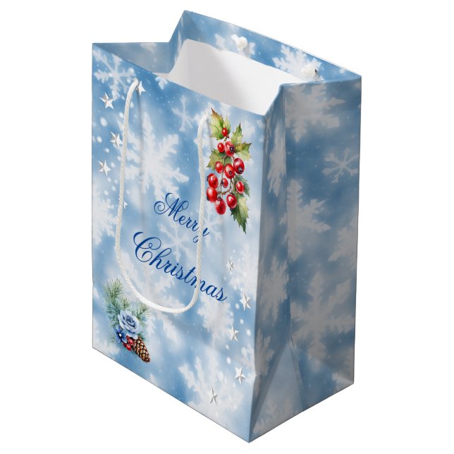 Blue White Snowflake Holly Berries Frohe Weihnacht Mittlere Geschenktüte (Vorderseite Schrägansicht)