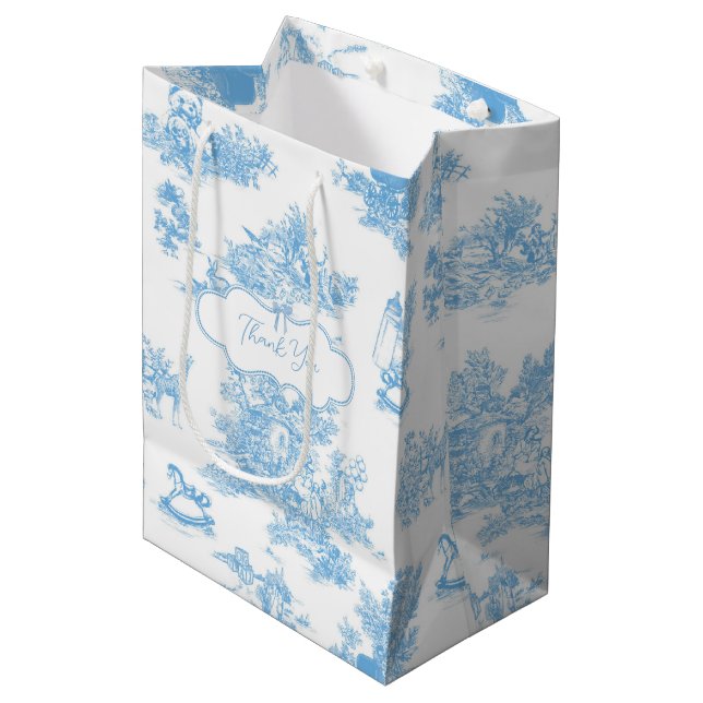 Blue White Toile de Jouy Bear Baby Dusche Mittlere Geschenktüte (Vorderseite Schrägansicht)