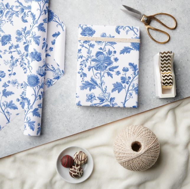 Blue White Vintage Floral Toile Pattern Geschenkpapier (Kunsthandwerk)