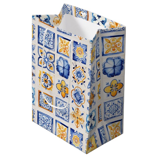 Blue White Yellow Tiles Pattern Wine, Small, Mittlere Geschenktüte (Vorderseite Schrägansicht)
