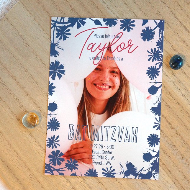 Blue Wild Blume Border, Mauve Bat Mitzvah Foto Einladung (Botanical blue flowers, pink script writing Bat Mitzvah photo invitation)