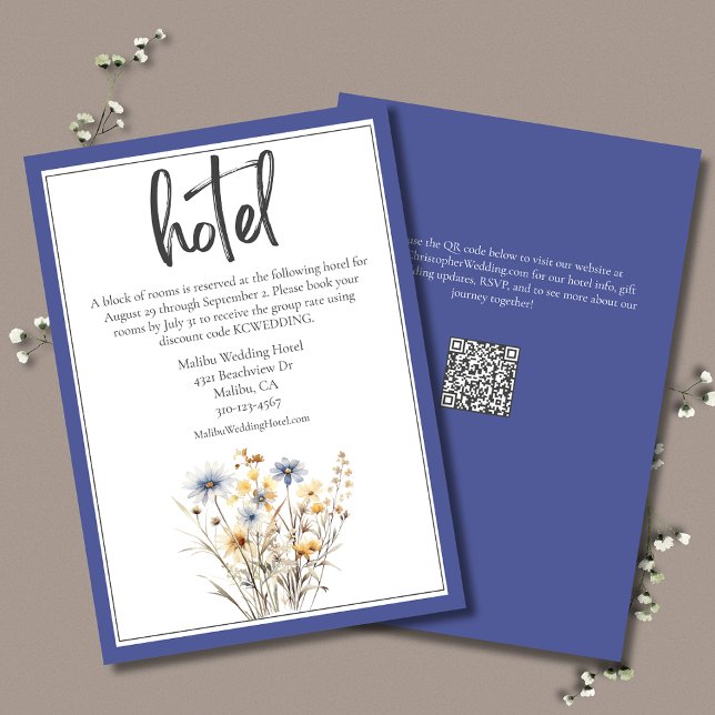 Blue Wildblumen Formal Elegantes Wedding Hotel Begleitkarte (Blue Wildflowers Formal Elegant Wedding Hotel Enclosure Card with QR Code.)