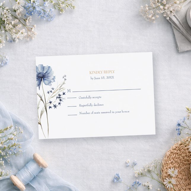 Blue Wildflower Garden RSVP with Botanical Back Karte (Blue Wildflower Garden RSVP with Botanical Back on a romantic table with dusty blue tiny wildflowers)
