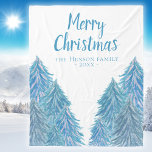 Blue Winter Forest Tree Watercolor Christmas Fleec Fleecedecke<br><div class="desc">Blauer Winterwald Bäume Aquarell Weihnachtsblanket. Wasserfarbe zeichnend von einem Wald im Winter und Schnee,  Winterbäume mit Schnee in blauen Farben. Sie können den Text ändern oder löschen.</div>