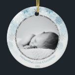 Blue Winter Snowflake Baby's First Christmas Keramik Ornament<br><div class="desc">Erinnern Sie sich an die Weihnachtsfeier Ihrer neugeborenen Bucht mit diesem eleganten, eisblauen und silbernen Glitzer personalisierten Ornament. Dieser Schmuck ist vollständig anpassbar! Sie können den Text bearbeiten und Ihr eigenes Foto hinzufügen, indem Sie auf "Personalisieren Sie diese Vorlage" klicken. Dieses Winterschneeflockendekor bietet Ihnen die Möglichkeit, Ihr Baby Foto, den...</div>
