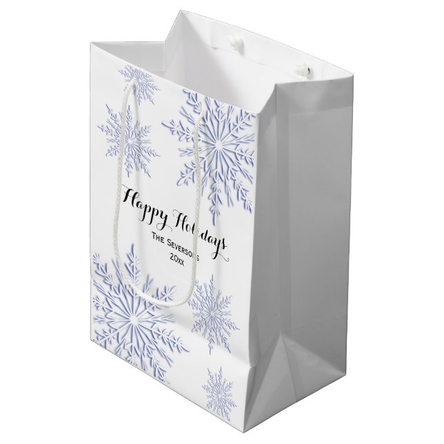 Blue Winter Snowflakes Happy Holidays Mittlere Geschenktüte (Vorderseite Schrägansicht)