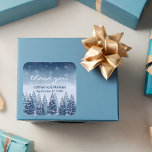 Blue Winter Wonderland Pine Christmas Quadratischer Aufkleber<br><div class="desc">Wenn Sie ein Hochzeitsthema suchen, das die bezaubernde Schönheit des Winters einfängt, dann ist ein blaues Winterwunderland Kiefernwald Weihnachtszeitgestaltung die perfekte Wahl für Sie. Dieses Design verbindet Elemente der rustikalen Winterwunderlandhochzeit mit der Hochzeit des Pinienwaldes und macht sie zu einem festlichen und romantischen Fest der glücklichen Urlaubssaison. Das Thema der...</div>