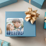 Blue Winter Wonderland Pine Christmas Quadratischer Aufkleber<br><div class="desc">Wenn Sie ein Hochzeitsthema suchen, das die bezaubernde Schönheit des Winters einfängt, dann ist ein blaues Winterwunderland Kiefernwald Weihnachtszeitgestaltung die perfekte Wahl für Sie. Dieses Design verbindet Elemente der rustikalen Winterwunderlandhochzeit mit der Hochzeit des Pinienwaldes und macht sie zu einem festlichen und romantischen Fest der glücklichen Urlaubssaison. Das Thema der...</div>