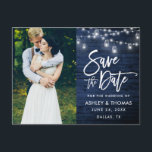 Blue Wood Jar Lights Pinselschrift Save the Date Postkarte<br><div class="desc">Modernes Pinselskript, rustikales blaues Holz, Saitenleuchten mit Mason Jars, Save the Date Verlobung Paar Foto Postkarte</div>