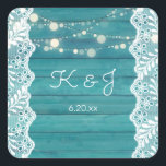 Blue Wood Jean Lace & String Lights Monogram Quadratischer Aufkleber<br><div class="desc">Machen Sie Ihre Einladungen oder danken Sie notiert Pop mit diesem blauen Holz, Spitzen, & Saitenleuchten danke Ihnen Aufkleber. auf Imitaten blauen Holz</div>