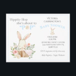 Blue Woodland Forest Bunny Floral Baby Einladung Postkarte<br><div class="desc">Die perfekte Einladung für alle,  die ein Budget haben. Kein Umschlag erforderlich. Hübsches Waldhaus in einem Korb. "Hippity Hop" Typografie "She’s going to POP". Fertig in blau für Babydusche.</div>