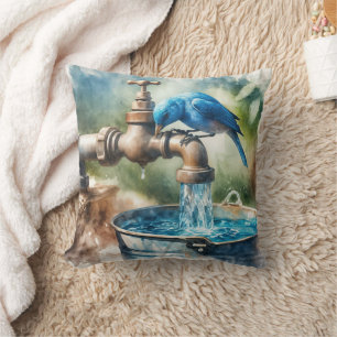 Bluebird auf einem alten Wasserhahn Kissen