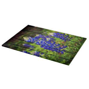 Bluebonnets und hölzernes Schneidebrett