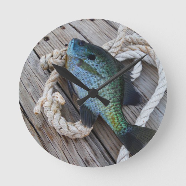 Bluegill auf Dock Runde Wanduhr (Vorderseite)