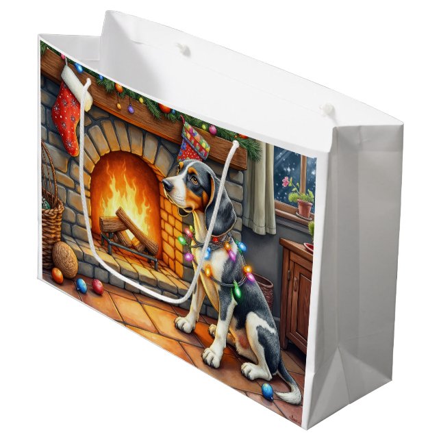 Bluetick Coonhound Fireplace with Christmas Lights Große Geschenktüte (Vorderseite Schrägansicht)