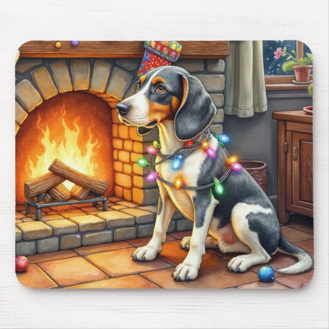 Bluetick Coonhound Kamin mit Weihnachtslichtern Mousepad (Vorne)
