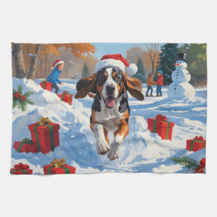 Bluetick Coonhound läuft im Schnee mit Weihnachten Geschirrtuch