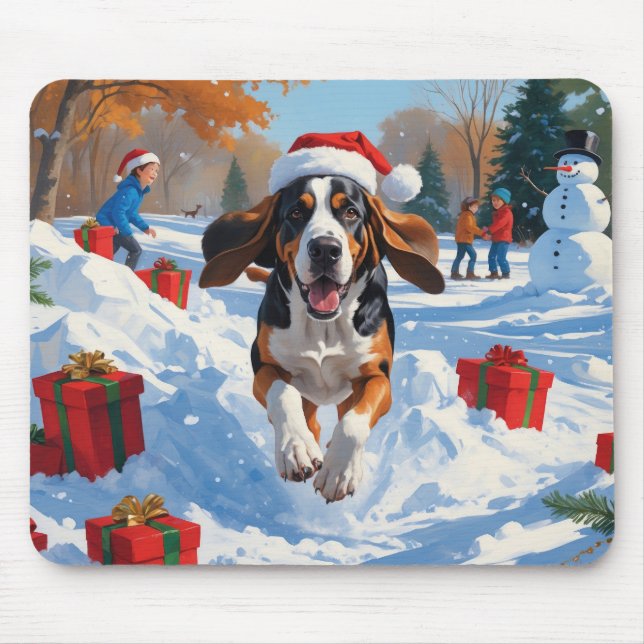 Bluetick Coonhound läuft im Schnee mit Weihnachten Mousepad (Vorne)