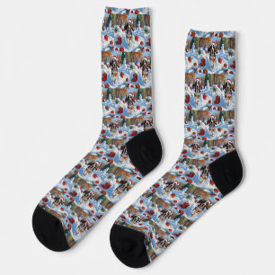 Bluetick Coonhound läuft im Schnee mit Weihnachten Socken