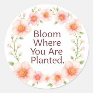Blühen Sie, wo Sie gepflanzt sind Florales Zitat K Runder Aufkleber