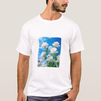 Blühen unter dem blauen Himmel – Naturinspirierte  T-Shirt