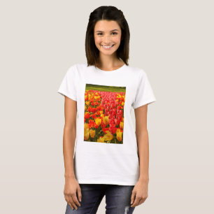 BLÜHEN VON TULPEN AUF EINEM FRAUEN T-SHIRT