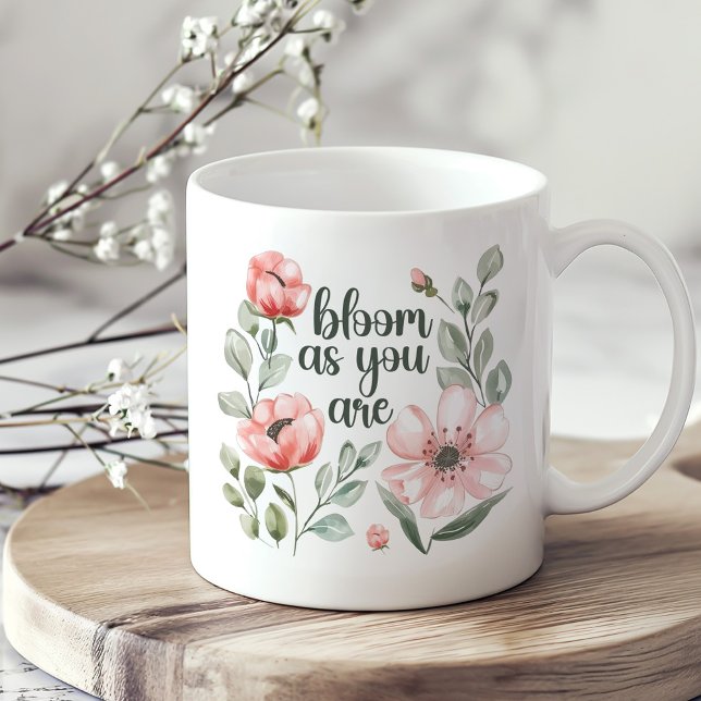 "Blühen, wie du bist" rosa Blume blühen Kaffeetasse ("Bloom As You Are" Pink Flowers Blooms Coffee Mug on a boho kitchen table.)