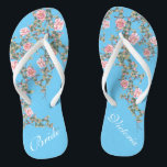 Blühend rosa Blume Bride Wedding Blue Flip Flops<br><div class="desc">Die Flops blühe eine rosa Blume Illustration auf hellblauem Hintergrund und eine klassische Hochzeitstypografie. Dieses schöne Paar eleganter Flip Flops wäre ein schönes etwas Blau für eine Frühlings- oder Sommerhochzeit. -Zeile Anpassen mit dem Text mithilfe der Vorlagenfelder. Wenn Sie gewollt haben, um den Stil, die Farbe oder die Textplatzierung des...</div>