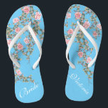 Blühend rosa Blume Bride Wedding Blue Flip Flops<br><div class="desc">Die Flops blühe eine rosa Blume Illustration auf hellblauem Hintergrund und eine klassische Hochzeitstypografie. Dieses schöne Paar eleganter Flip Flops wäre ein schönes etwas Blau für eine Frühlings- oder Sommerhochzeit. -Zeile Anpassen mit dem Text mithilfe der Vorlagenfelder. Wenn Sie gewollt haben, um den Stil, die Farbe oder die Textplatzierung des...</div>